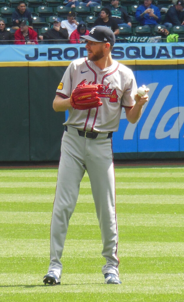 Chris Sale calienta con Atlanta en mayo de 2024. Fotografía de archivo recortada; no corresponde al juego de comodines de 2026.