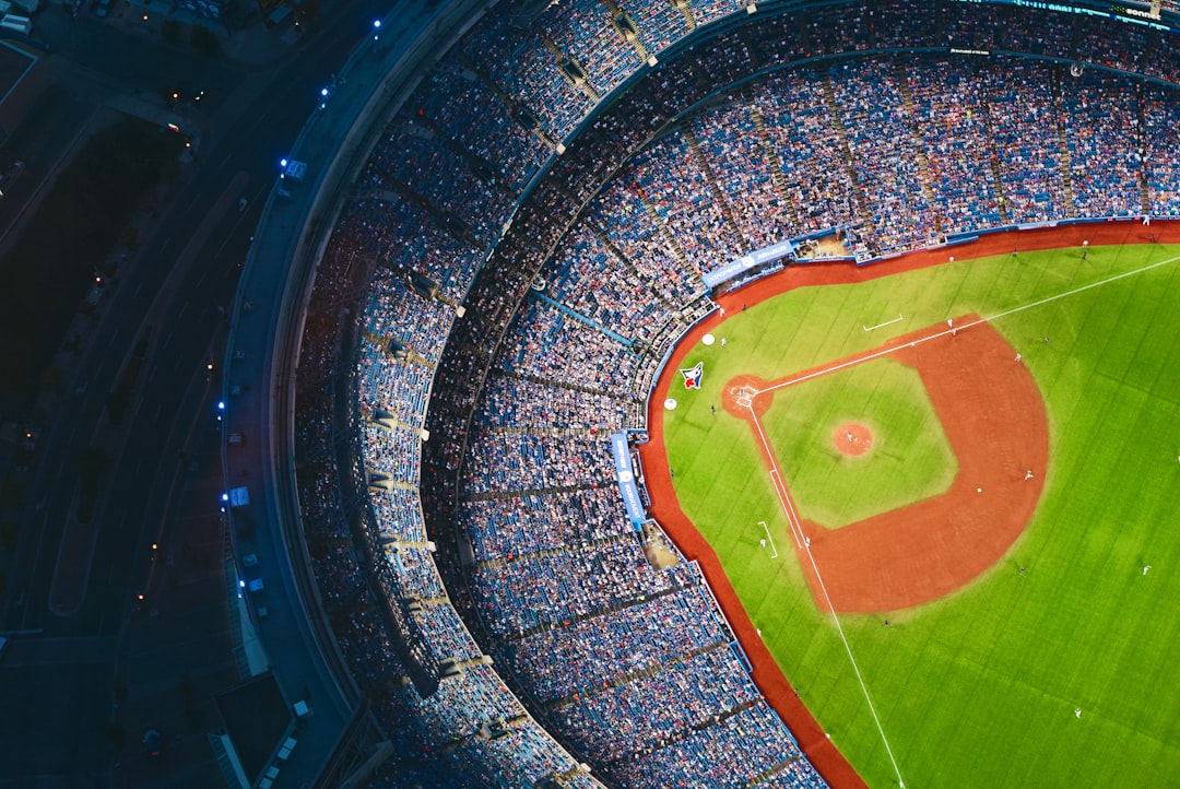 Vista elevada de un campo de béisbol y sus gradas llenas de espectadores.