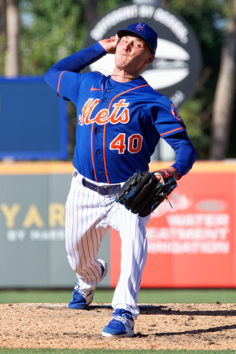 Drew Smith lanza con los Mets en marzo de 2023. Fotografía de archivo recortada.
