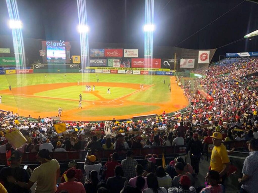 Estadio Quisqueya en Santo Domingo, sede del béisbol invernal dominicano. Foto de archivo de 2019, Calt2001.