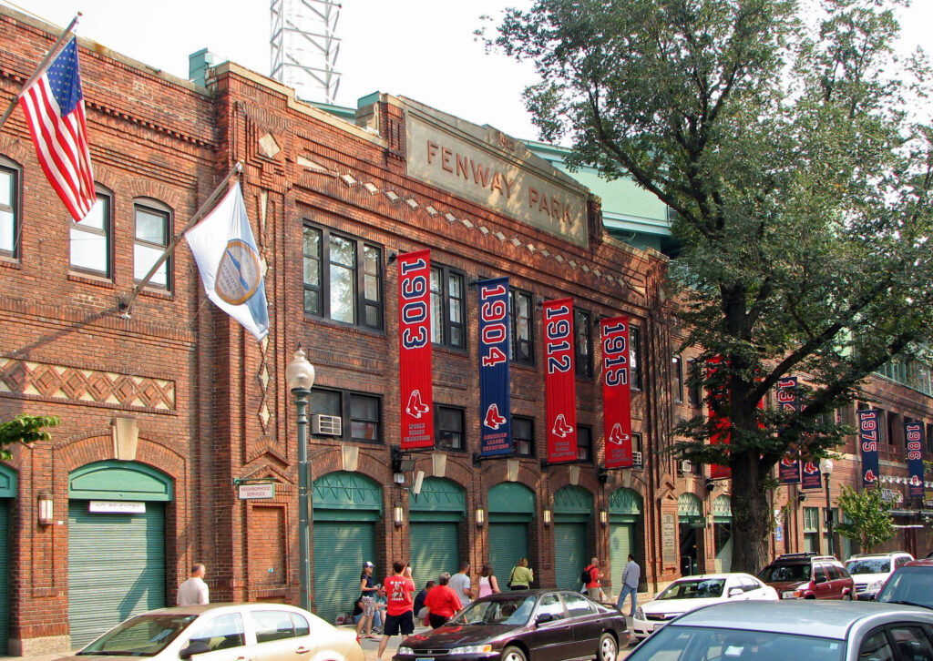 Entrada de Fenway Park, estadio de los Red Sox, octubre de 2007. Imagen de contexto del equipo; no muestra a Payton Tolle ni el encuentro descrito. Foto de archivo de Bernard Gagnon; no corresponde al hecho actual.