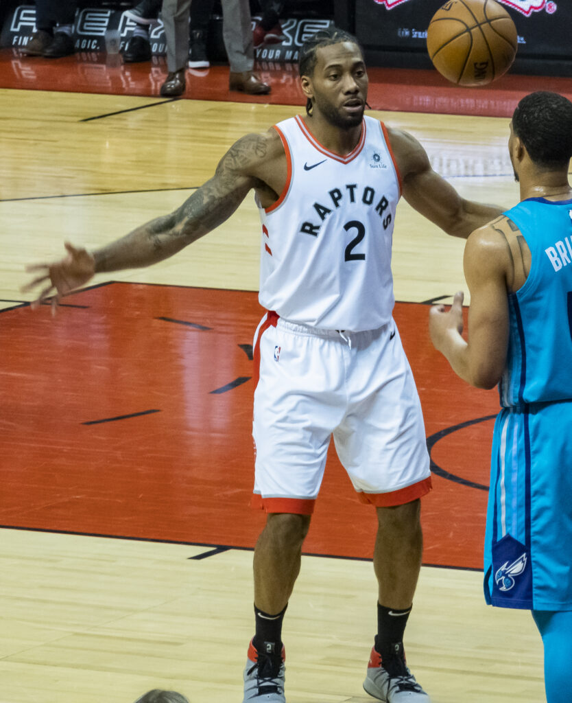 Kawhi Leonard con los Toronto Raptors frente a Charlotte en 2019