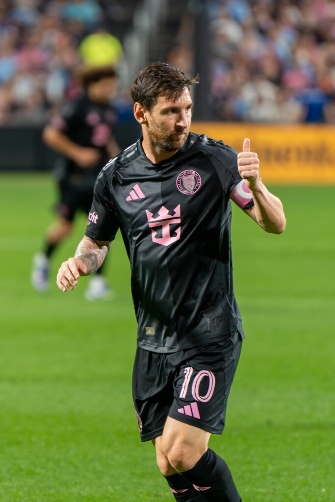 Lionel Messi con Inter Miami durante un partido de 2025; fotografía de archivo de Bryan Berlin.