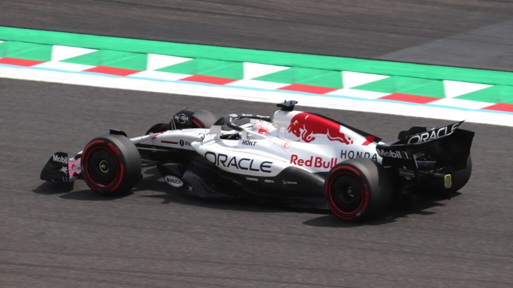 Max Verstappen en su Red Bull durante los entrenamientos del GP de Japón 2025. Foto de archivo, no del hecho actual.