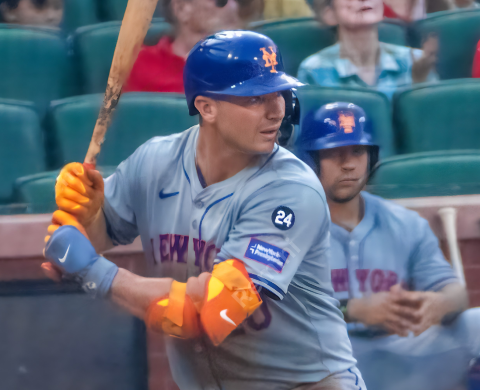 Pete Alonso bateando con los Mets en agosto de 2024; fotografía de archivo.