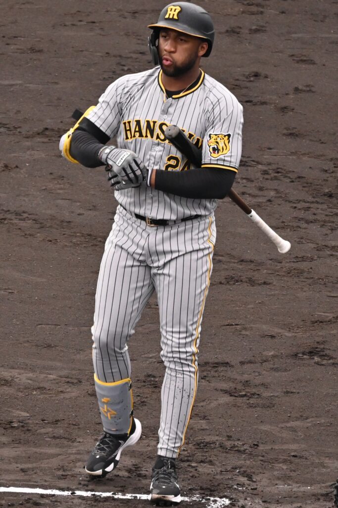 Mel Rojas Jr. con los Hanshin Tigers en mayo de 2022. Fotografía de archivo.